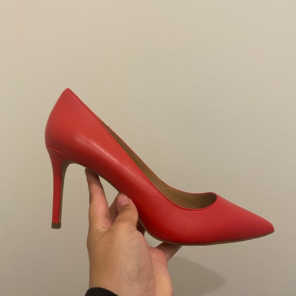Banana Republic Madison 12-Hour Pump